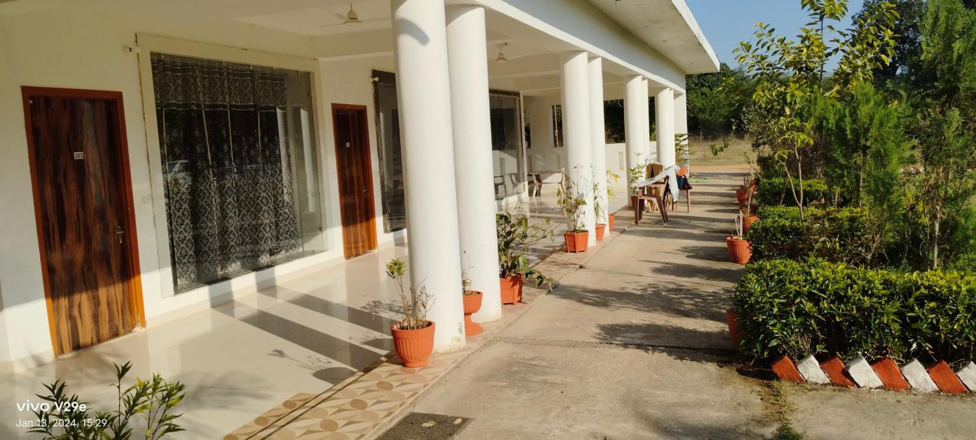 Hotel Radha Rani Mahal Khajurāho Esterno foto